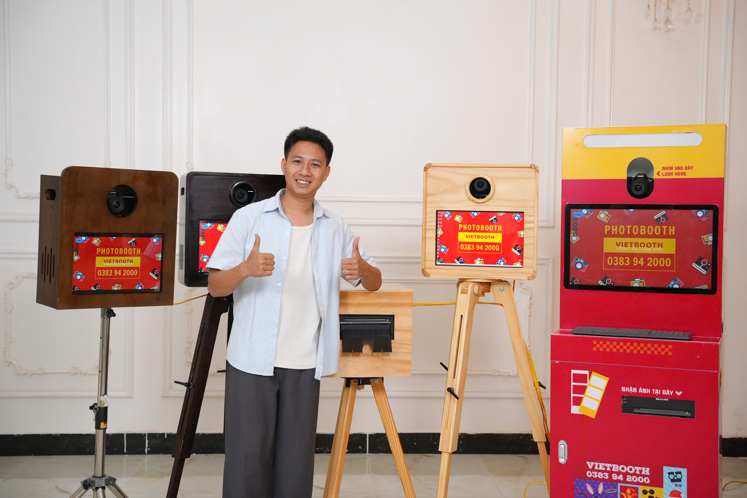 Dàn máy photobooth VietBooth: bốn kiểu vỏ gỗ, đen và kiosk đỏ đứng, mỗi máy gắn máy ảnh Canon và màn hình cảm ứng